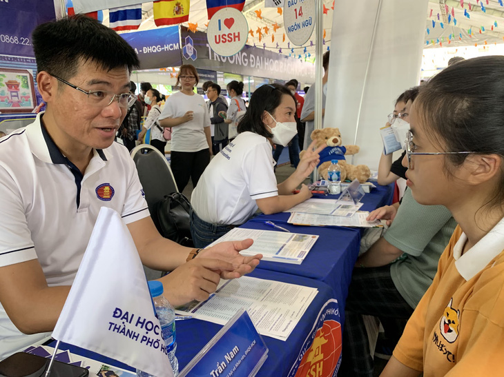 Hơn chục trường đại học công bố điểm sàn, nhiều ngành sư phạm cao đến 23 điểm - Ảnh 1.