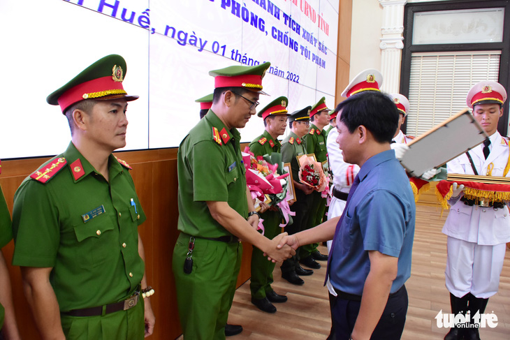 Người vác súng AK cướp tiệm vàng ở Huế là công an trại giam Bình Điền - Ảnh 2.