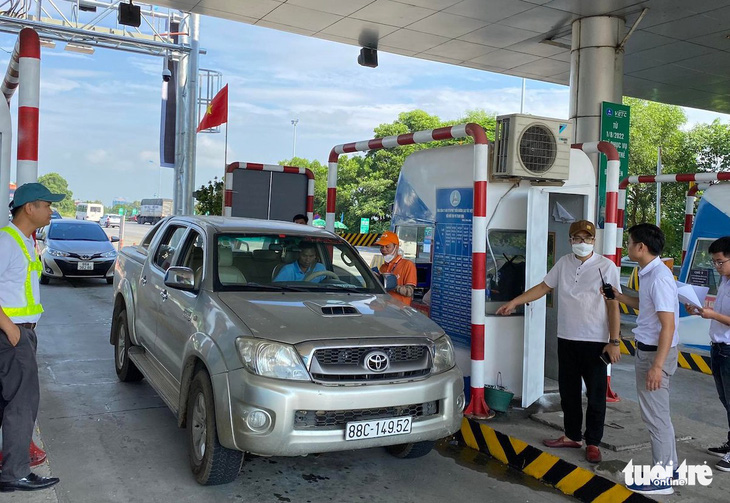 Nhiều xe gặp lỗi không nhận diện thẻ, phải trả tiền mặt tại trạm thu phí cao tốc Nội Bài - Lào Cai - Ảnh 1.