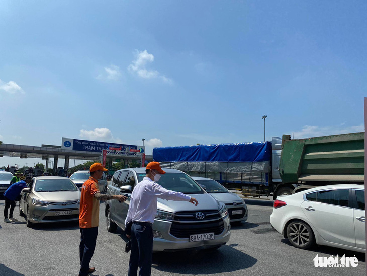 Nhiều xe gặp lỗi không nhận diện thẻ, phải trả tiền mặt tại trạm thu phí cao tốc Nội Bài - Lào Cai - Ảnh 2.
