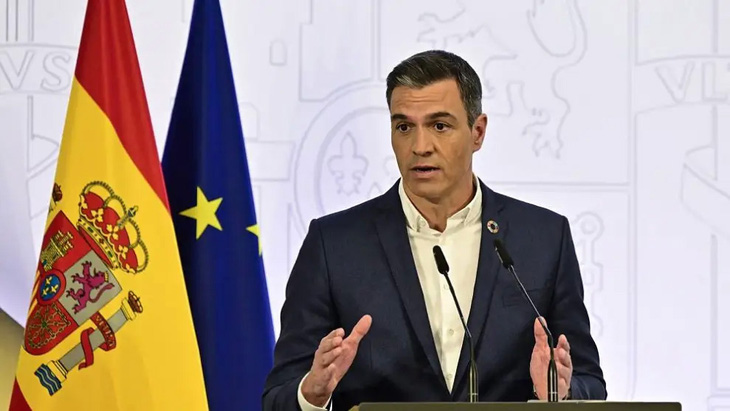 Thủ tướng Tây Ban Nha kêu gọi bỏ cà vạt để tiết kiệm năng lượng - Ảnh 1.