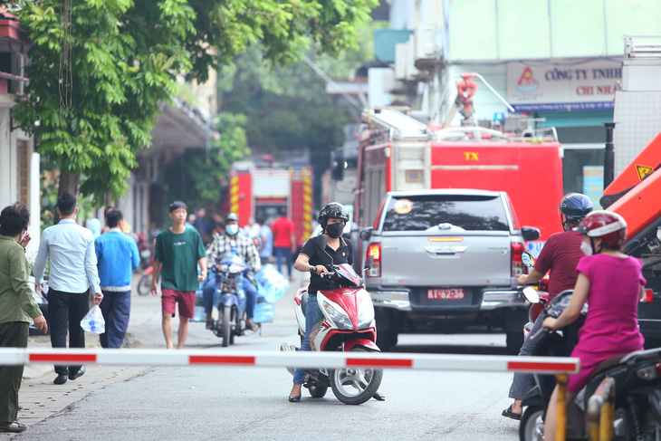 Cháy lớn tại một tòa nhà ở Hà Nội - Ảnh 2.