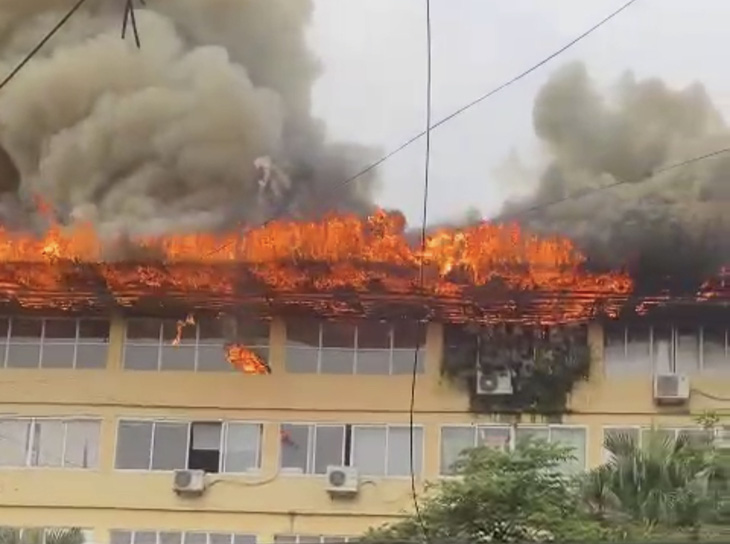 Cháy lớn tại một tòa nhà ở Hà Nội - Ảnh 1.