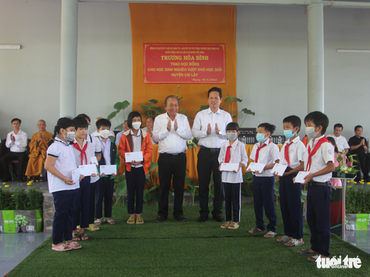 Nguyên Phó thủ tướng Trương Hòa Bình tặng quà cho học sinh nghèo ở Tiền Giang - Ảnh 1.