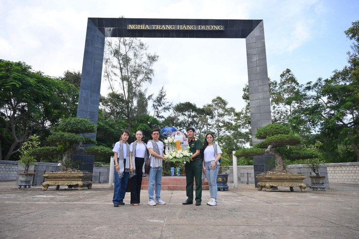 Ban tổ chức cuộc thi Miss Peace Vietnam thăm nghĩa trang Hàng Dương - Côn Đảo - Ảnh 1.