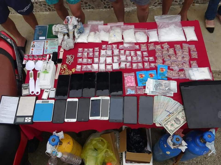Báo Khmer Times: Cảnh sát Campuchia bắt 4 người Việt Nam tàng trữ trái phép ma túy - Ảnh 2.