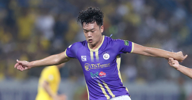 Hậu vệ Nguyễn Thành Chung ở lại CLB Hà Nội đến hết mùa giải 2025 - Ảnh 1.