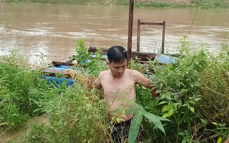 Phó chủ tịch xã lao mình ra sông cứu người giữa dòng nước lũ