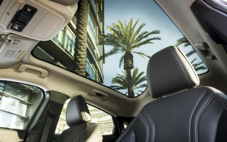 Trần kính thay cửa sổ trời - xu hướng thiết kế lợi bất cập hại trên ôtô