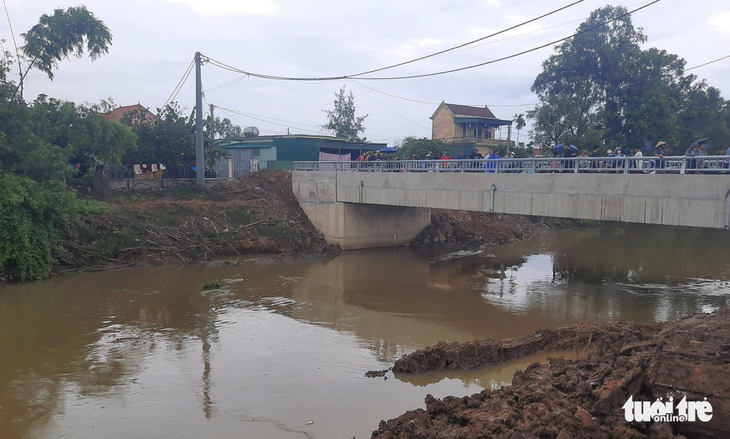 Bé trai 2 tuổi nghi rớt xuống kênh mất tích - Ảnh 1.