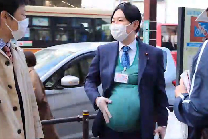 Thủ tướng Nhật bổ nhiệm người đàn ông đeo đai mang bầu làm bộ trưởng về sinh sản - Ảnh 1.