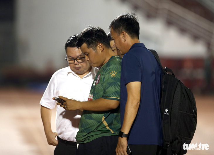 Trọng tài bị cầu thủ TP.HCM tìm đến phản ứng sau trận thua Bình Định - Ảnh 8.
