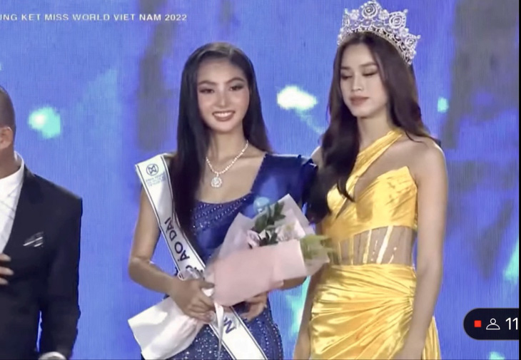 Hoa hậu Đỗ Thị Hà được fan cứu sau vụ đeo sash ngược ở Miss World Việt Nam - Ảnh 2.