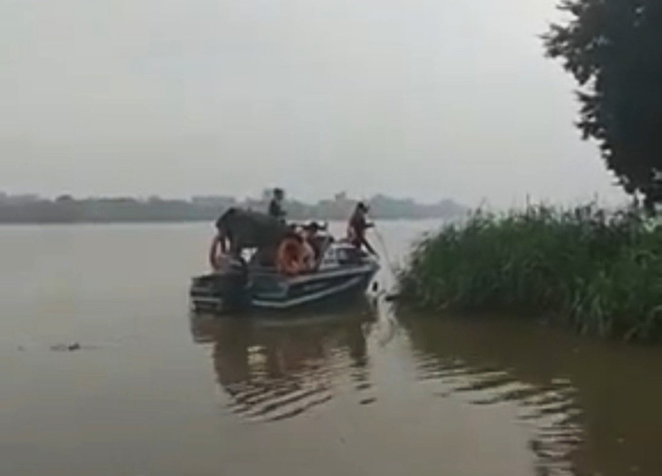 Tìm thấy thi thể 2 cháu bé trong vụ 4 người bị nước sông cuốn mất tích tại Nam Định - Ảnh 2.