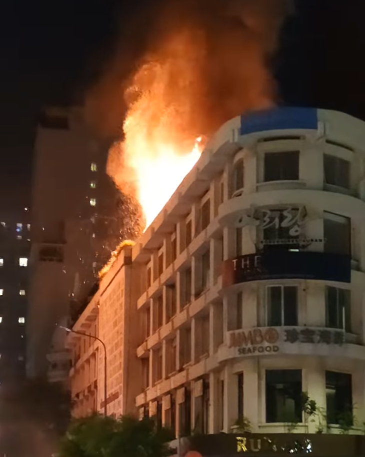 Cháy lớn trên tầng thượng tòa nhà Seaprodex trên đường Đồng Khởi với nhiều tiếng nổ - Ảnh 1.