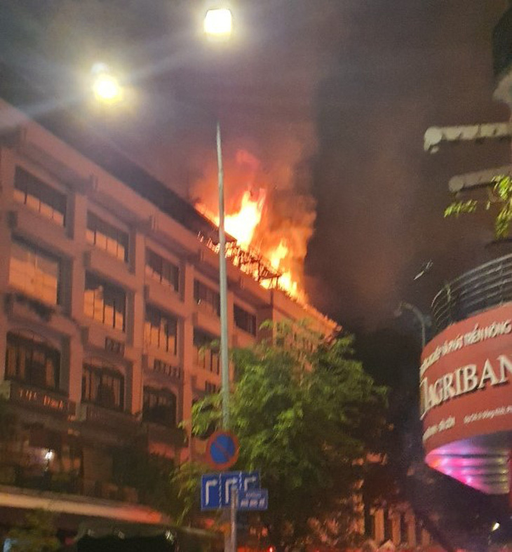 Cháy lớn trên tầng thượng tòa nhà Seaprodex trên đường Đồng Khởi với nhiều tiếng nổ - Ảnh 3.