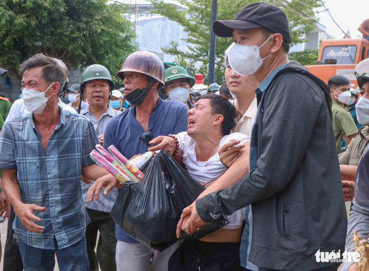 Cháu lớn đã được cha đưa ra, thấy mẹ còn kẹt trong đám cháy nên chạy trở lại - Ảnh 1.