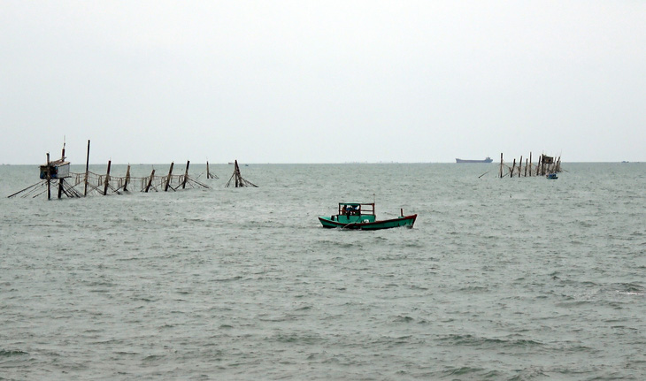Trong cơn dông lốc, cứu 5 ngư dân rơi xuống biển Vũng Tàu - Ảnh 1.