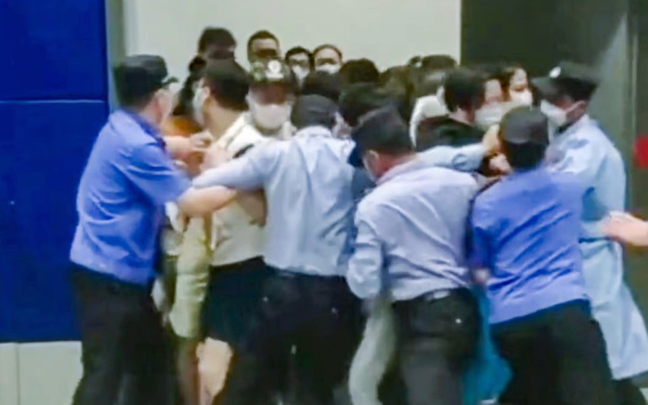 Dân Thượng Hải tháo chạy khỏi cửa hàng Ikea bị phong tỏa vì có người mắc COVID-19