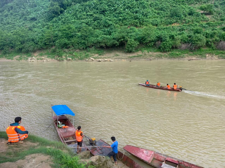 Vụ lật thuyền chở 5 người ở Lào Cai: Tìm thấy 3 thi thể - Ảnh 1.