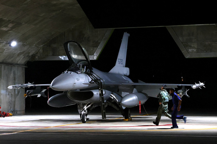 Đài Loan cho tập trận xuất kích máy bay chiến đấu gắn tên lửa Mỹ - Ảnh 1.