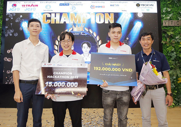 Sinh viên ĐH Duy Tân giành giải nhất Hackathon 2022 với ứng dụng Thử đồ không cần chạm - Ảnh 1.