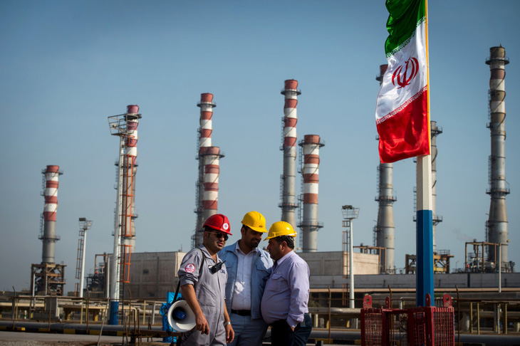 Mỹ trừng phạt doanh nghiệp ở Trung Quốc, UAE và Singapore giúp Iran bán dầu - Ảnh 1.