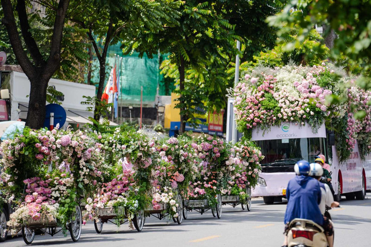 Roadshow siêu ấn tượng: Xe đạp, xích lô, bus ngập tràn sắc hoa sen - Ảnh 1.