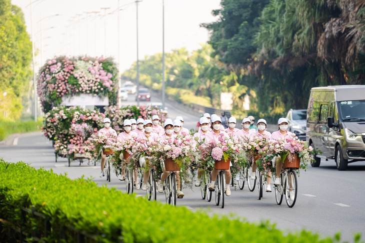Roadshow siêu ấn tượng: Xe đạp, xích lô, bus ngập tràn sắc hoa sen - Ảnh 5.
