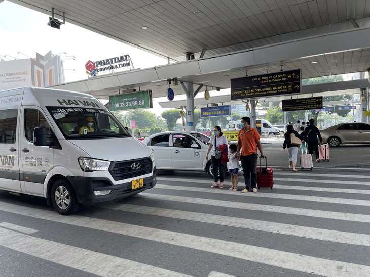 Chấn chỉnh tình trạng bát nháo trong sân bay Tân Sơn Nhất - Ảnh 1.