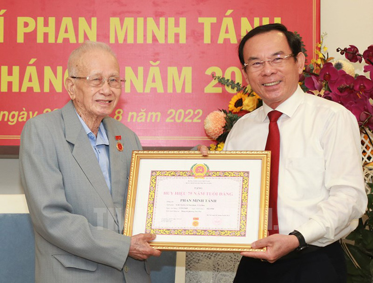Bí thư Nguyễn Văn Nên trao huy hiệu 75 năm tuổi Đảng cho ông Phan Minh Tánh - Ảnh 1.