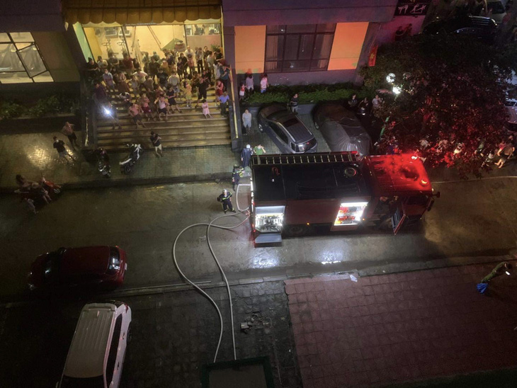 Cháy chung cư ở Hà Nội, 15 người thoát nạn - Ảnh 3.