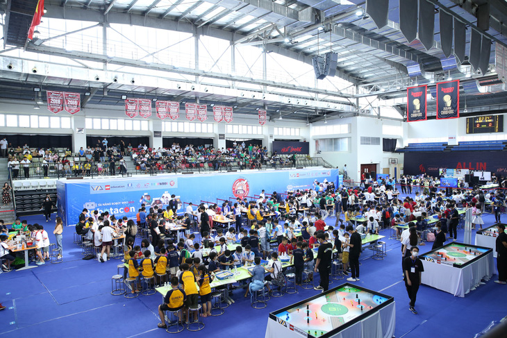 Tranh tài gay cấn, 3 đội vô địch đại diện Việt Nam thi Olympic robot toàn cầu - Ảnh 1.