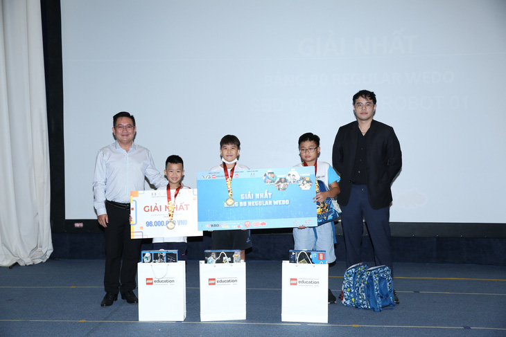 Tranh tài gay cấn, 3 đội vô địch đại diện Việt Nam thi Olympic robot toàn cầu - Ảnh 5.