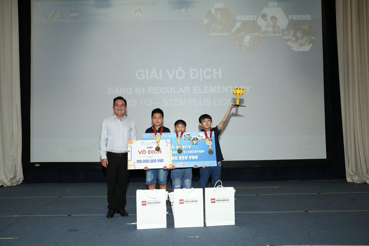 Tranh tài gay cấn, 3 đội vô địch đại diện Việt Nam thi Olympic robot toàn cầu - Ảnh 3.