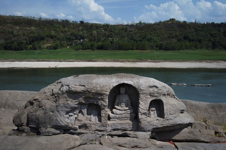 Mực nước sông Dương Tử xuống thấp, phát lộ 3 tượng Phật giáo 600 năm tuổi - Ảnh 1.