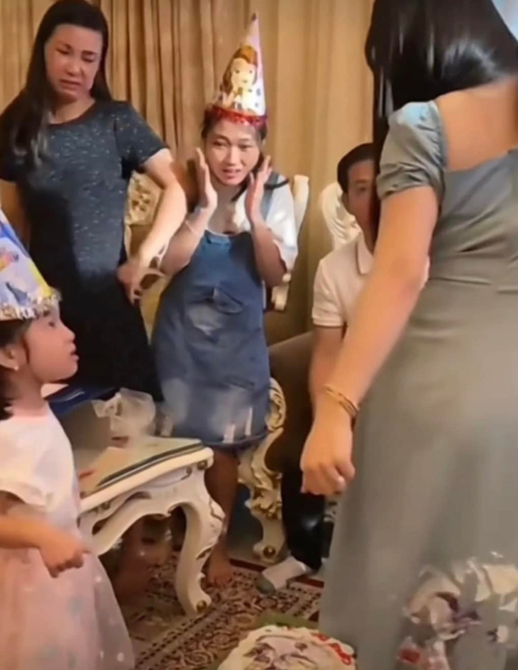 Bé 5 tuổi khóc như mưa vì bị khách ngồi lên bánh sinh nhật - Ảnh 6.