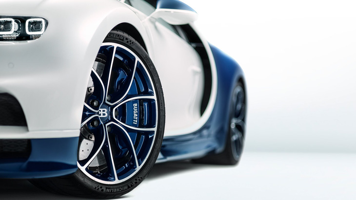 Mổ mâm siêu xe Bugatti đắt bằng một ôtô mới xem bên trong có gì đặc biệt - Ảnh 1.