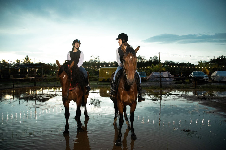 Thanh Thanh Huyền và Diệp Lâm Anh khoe dáng gợi cảm, đua ngựa ướt sũng dưới mưa - Ảnh 6.