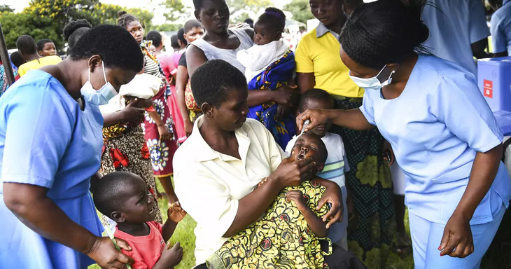 Bệnh bại liệt phơi bày nguy cơ hiếm gặp của vaccine dạng uống - Ảnh 1.