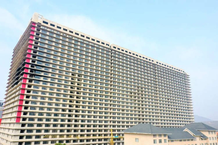 Khách sạn lợn cao hàng chục tầng ở Trung Quốc - Ảnh 1.