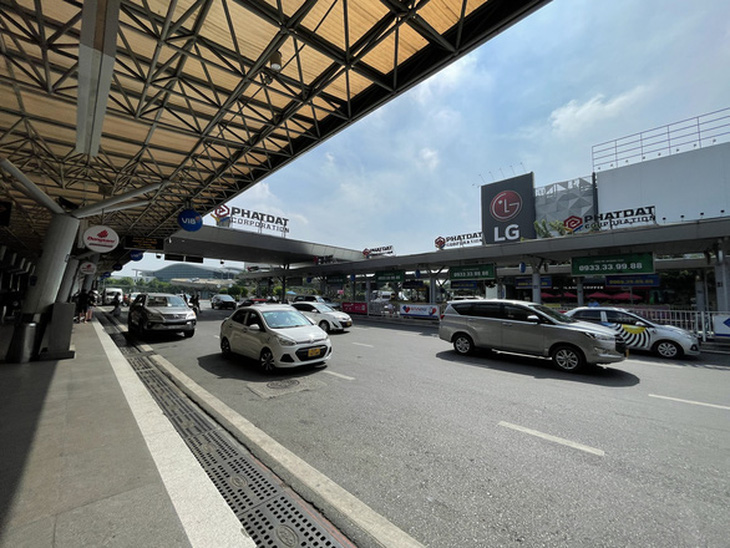 Nghiên cứu xe trung chuyển để giải tỏa khách cho sân bay Tân Sơn Nhất - Ảnh 1.