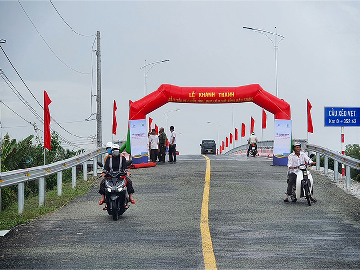 Thông xe cầu Xẻo Vẹt nối liền 2 tỉnh Bạc Liêu - Hậu Giang - Ảnh 1.