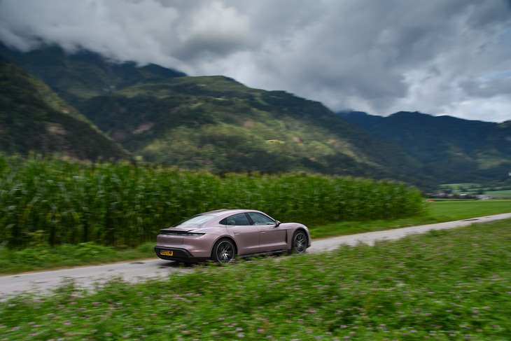 Xe điện Porsche Taycan lập kỷ lục đi qua 14 nước chỉ trong 24 giờ - Ảnh 2.