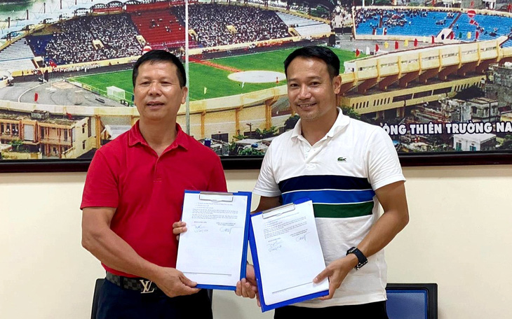 CLB Nam Định thay HLV trưởng sau khi cổ động viên dọa bỏ đội