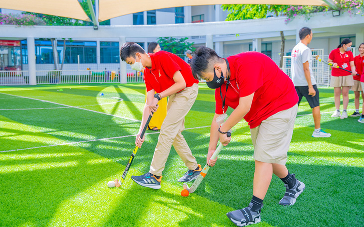 Giáo viên mới lạ trong trang phục các nước, học sinh thử sức chơi hockey ngày tựu trường