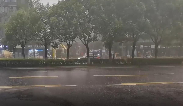 Dân Trung Quốc mừng rơi nước mắt vì cuối cùng trời cũng mưa ở Thành Đô - Ảnh 4.