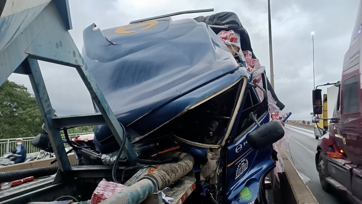 Tai nạn trên cầu Phú Mỹ: Xe tải bẹp dúm, dính chặt vào xe đầu kéo - Ảnh 2.