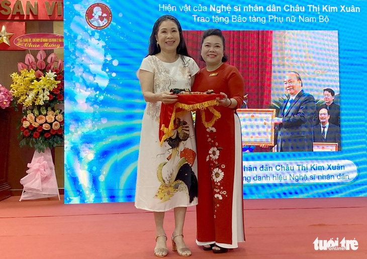 Hoa hậu H’Hen Niê trao tặng kỷ vật chống dịch COVID-19 cho bảo tàng - Ảnh 2.
