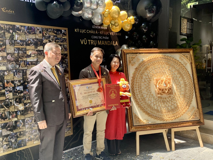 Tác phẩm tăm giang ‘Vũ trụ Mandala’ xác lập kỷ lục Việt Nam và kỷ lục châu Á - Ảnh 2.